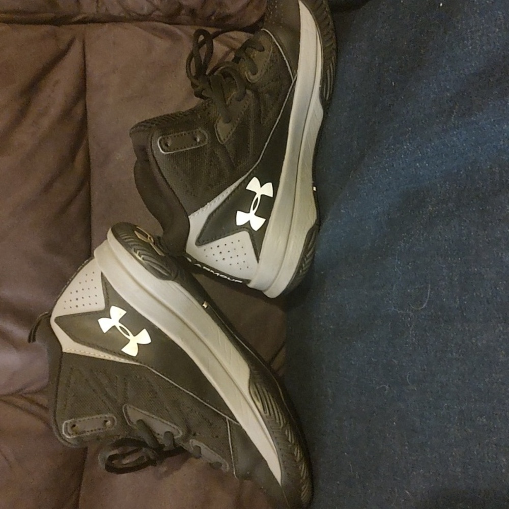Under Armour Kids Black and Grey High-Top Sneakers Size 3.5 Youth